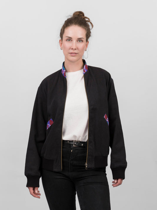 Schwarze Damen Hanf Wendejacke mit lila Print 'Da ma hua' - Khala