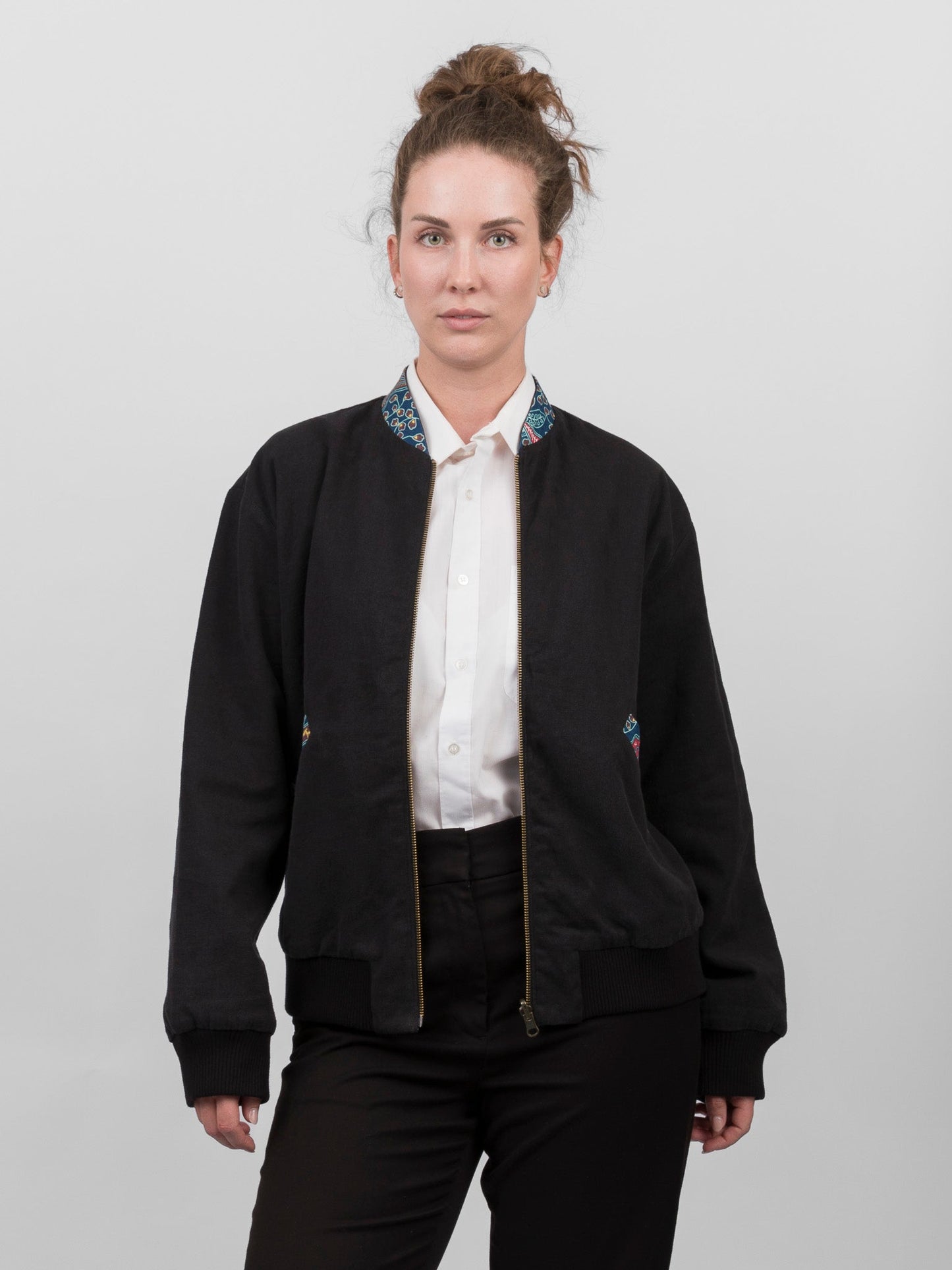 Schwarze Damen Hanf Wendejacke mit blauem Print 'Moongarden' - Khala