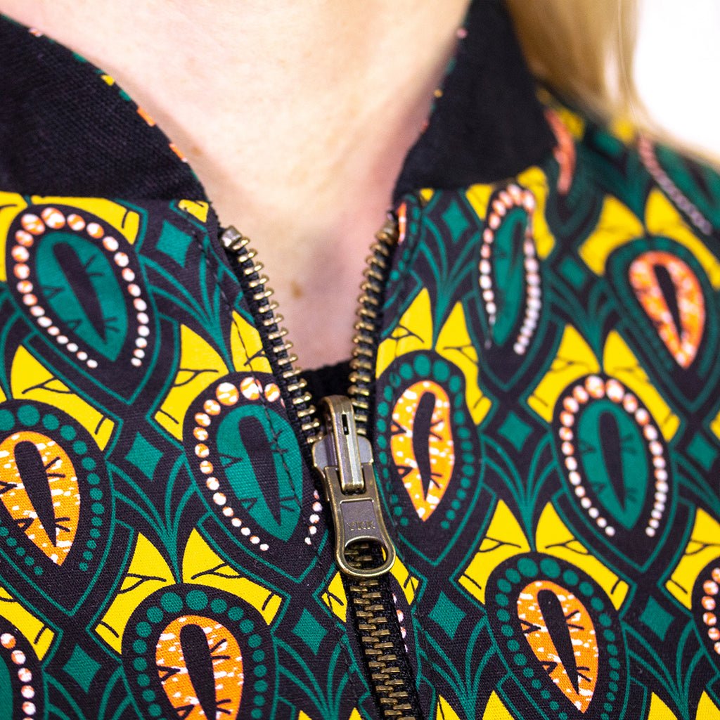 Schwarze Damen Bomberjacke mit grün gelbem Print 'Peacock - Khala