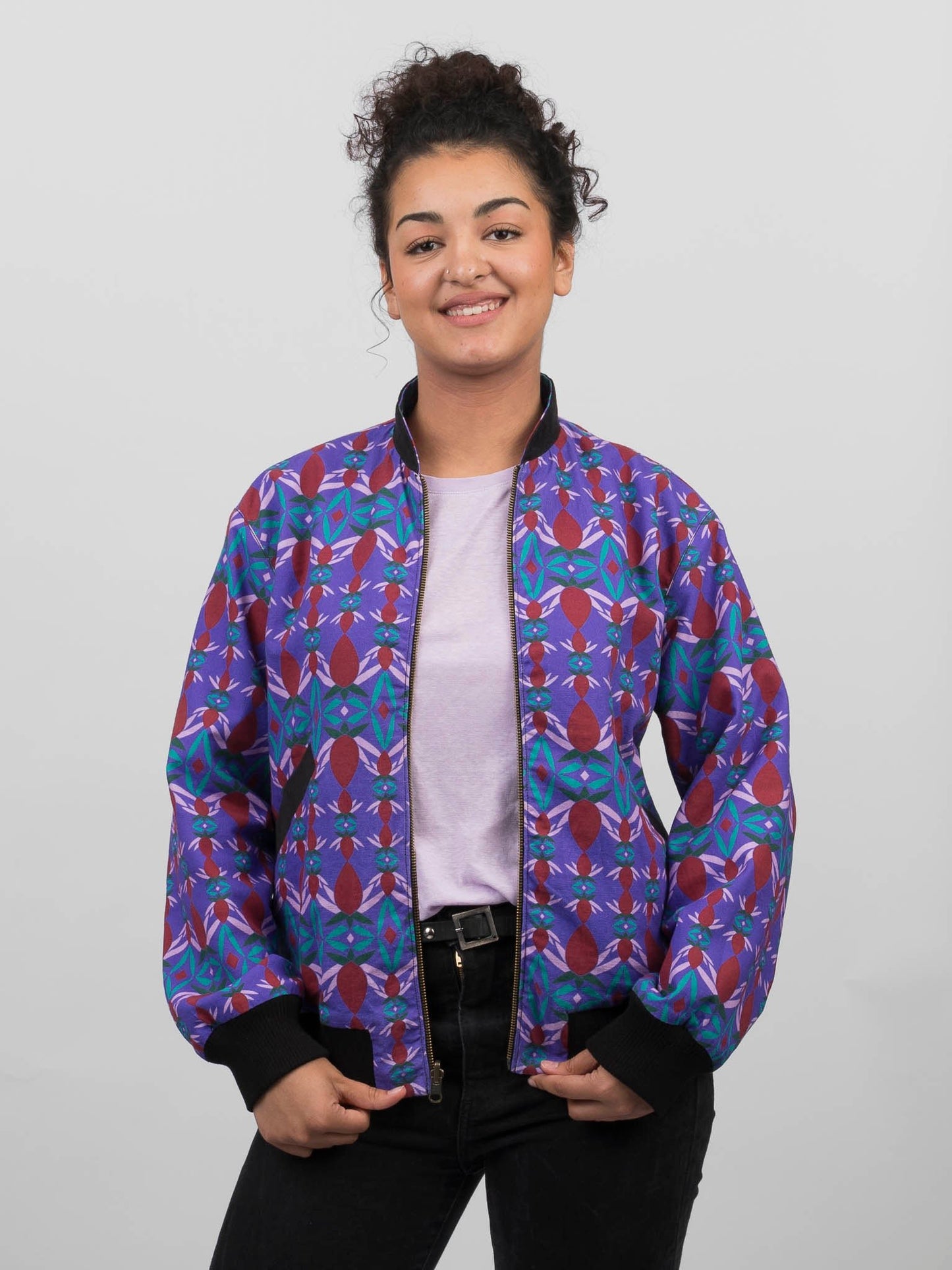 Schwarze Damen Hanf Wendejacke mit lila Print 'Da ma hua' - Khala