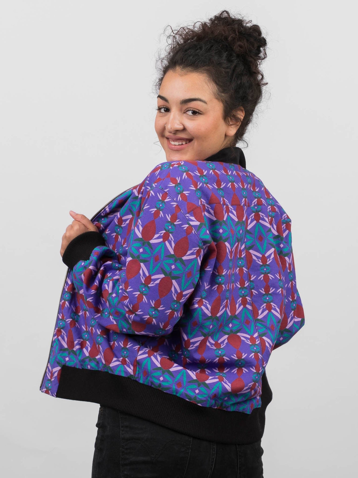 Schwarze Damen Hanf Wendejacke mit lila Print 'Da ma hua' - Khala