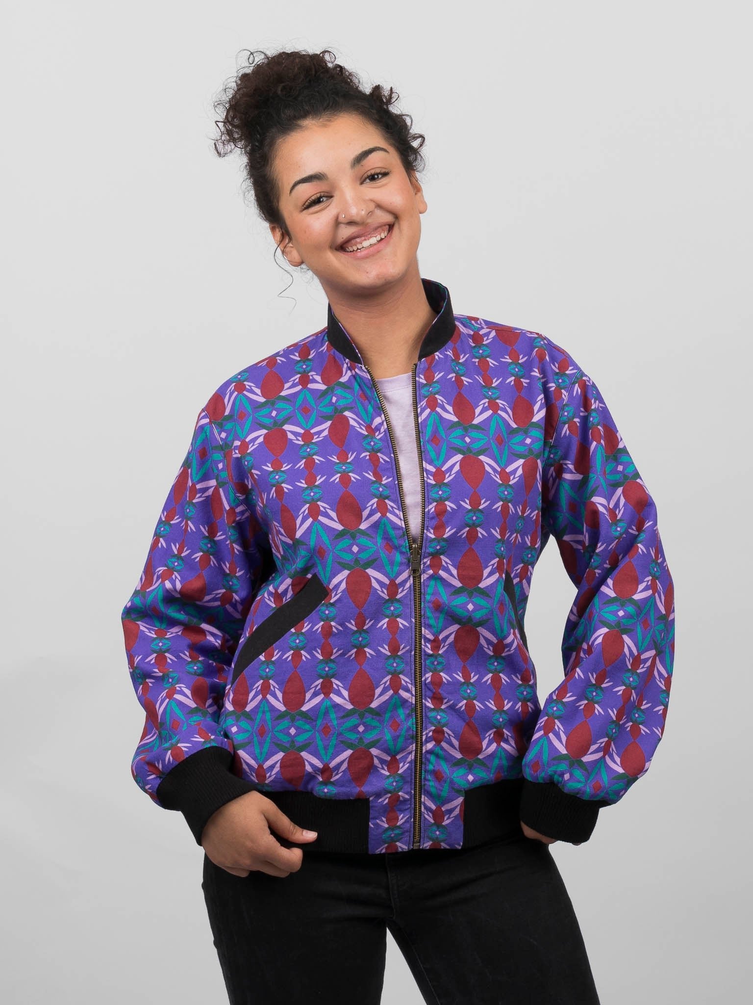 Schwarze Damen Hanf Wendejacke mit lila Print 'Da ma hua' - Khala