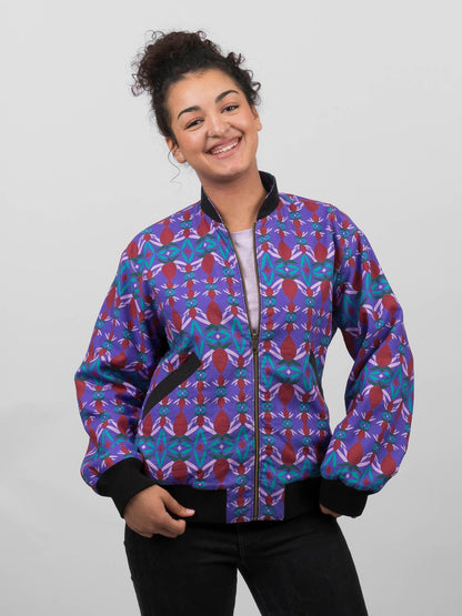 Schwarze Damen Hanf Wendejacke mit lila Print 'Da ma hua' - Khala