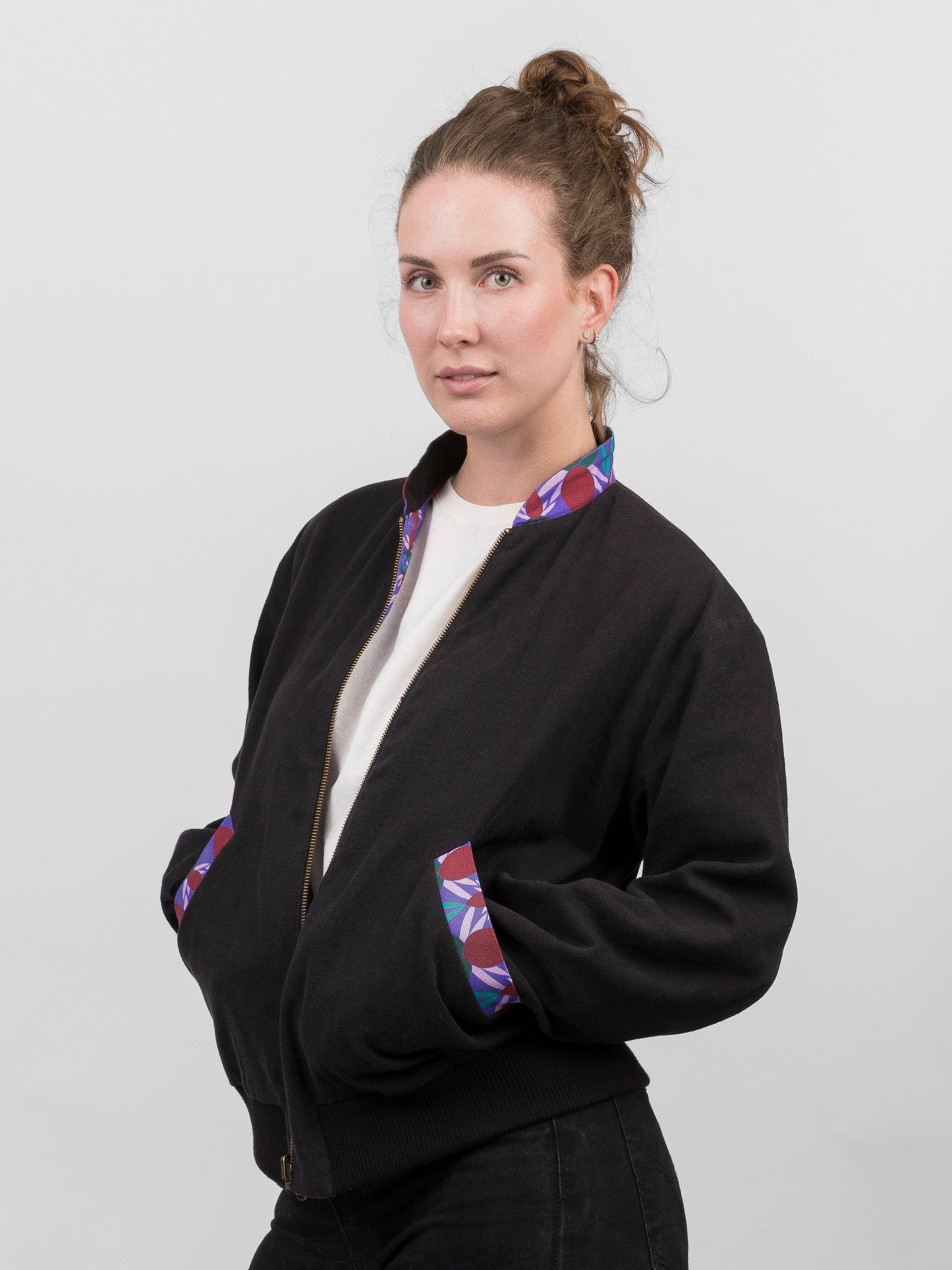 Schwarze Damen Hanf Wendejacke mit lila Print 'Da ma hua' - Khala