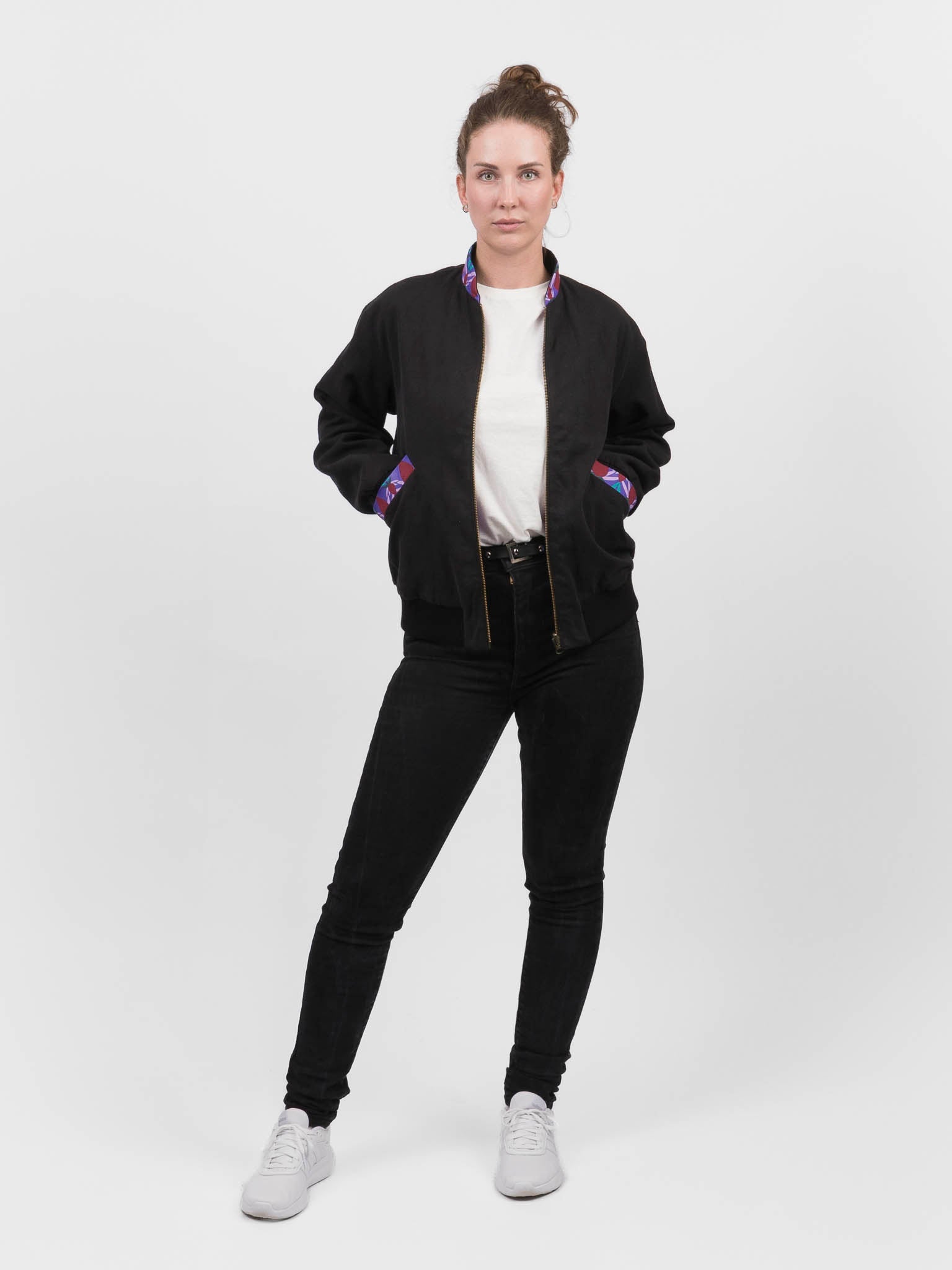 Schwarze Damen Hanf Wendejacke mit lila Print 'Da ma hua' - Khala