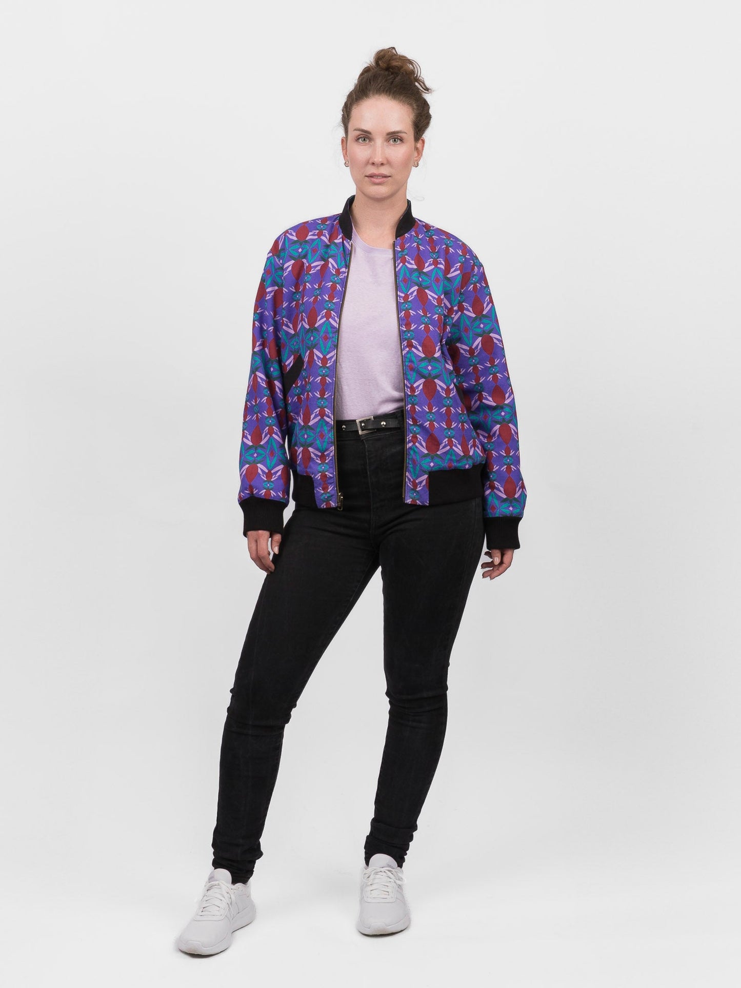 Schwarze Damen Hanf Wendejacke mit lila Print 'Da ma hua' - Khala