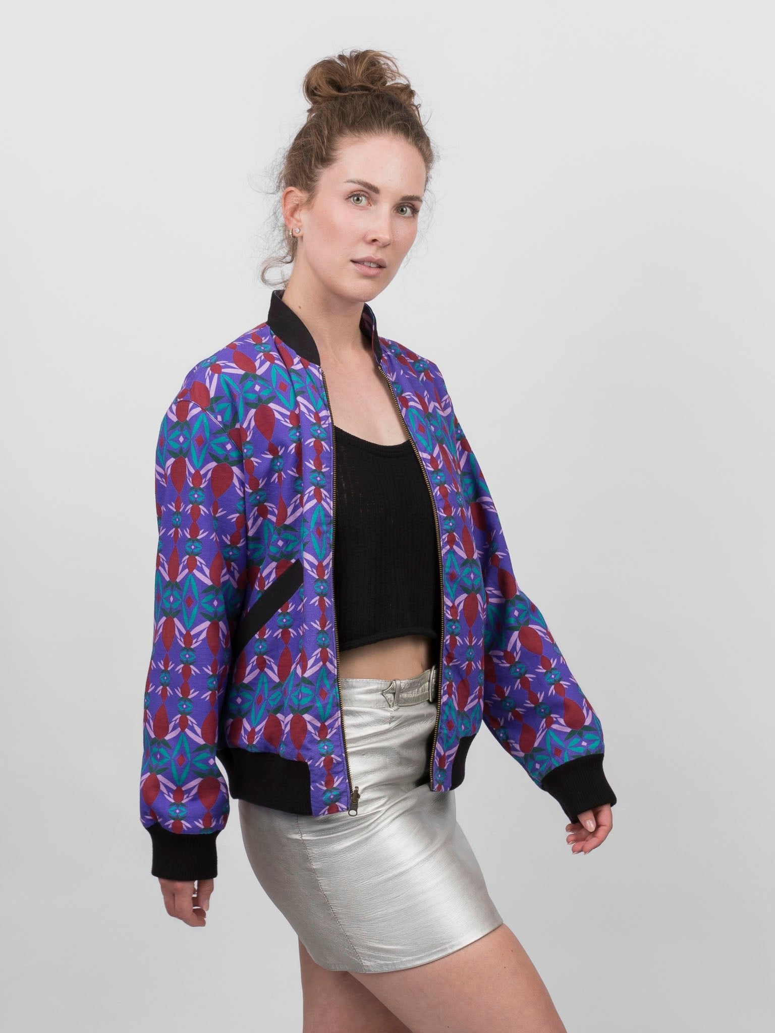 Schwarze Damen Hanf Wendejacke mit lila Print 'Da ma hua' - Khala