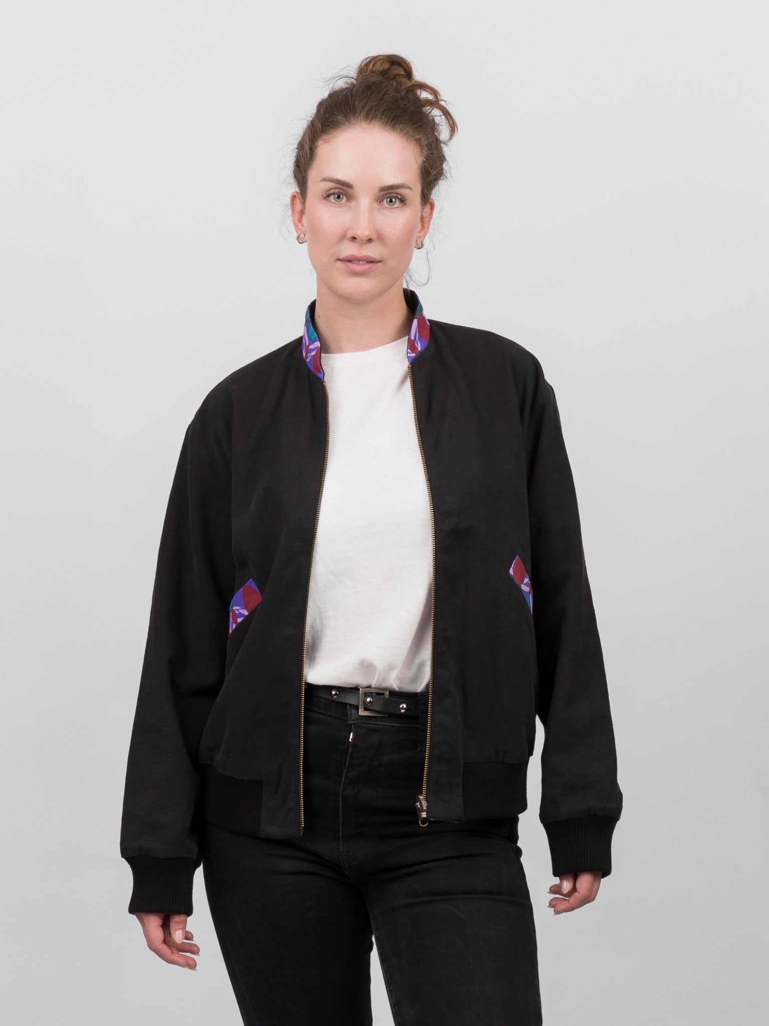 Schwarze Damen Hanf Wendejacke mit lila Print 'Da ma hua' - Khala