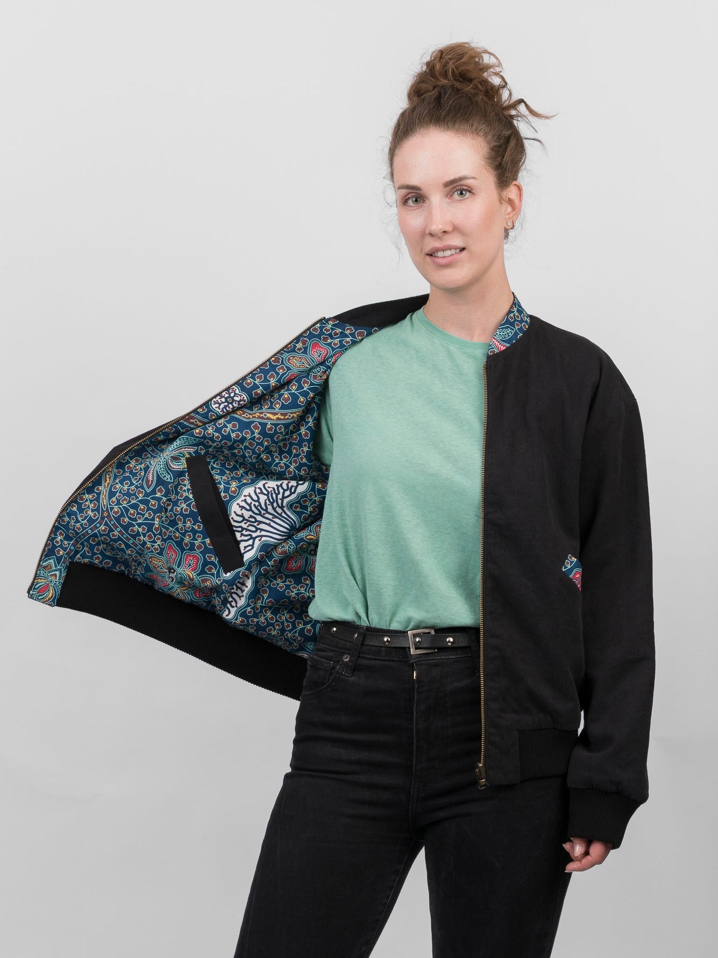 Schwarze Damen Hanf Wendejacke mit blauem Print 'Moongarden' - Khala
