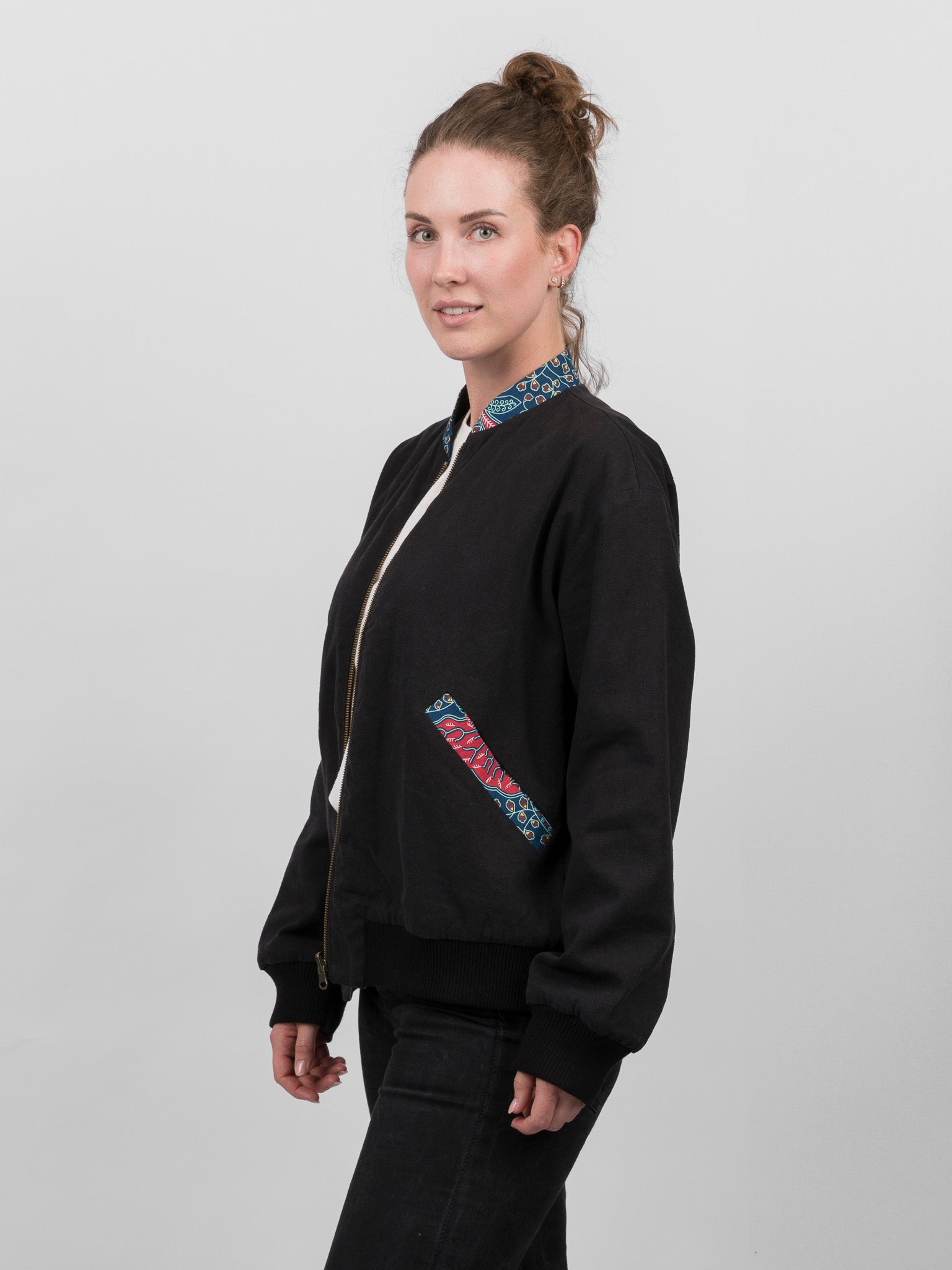 Schwarze Damen Hanf Wendejacke mit blauem Print 'Moongarden' - Khala