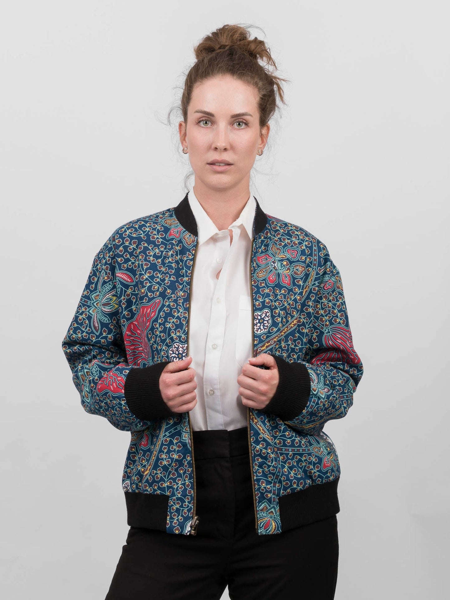 Schwarze Damen Hanf Wendejacke mit blauem Print 'Moongarden' - Khala