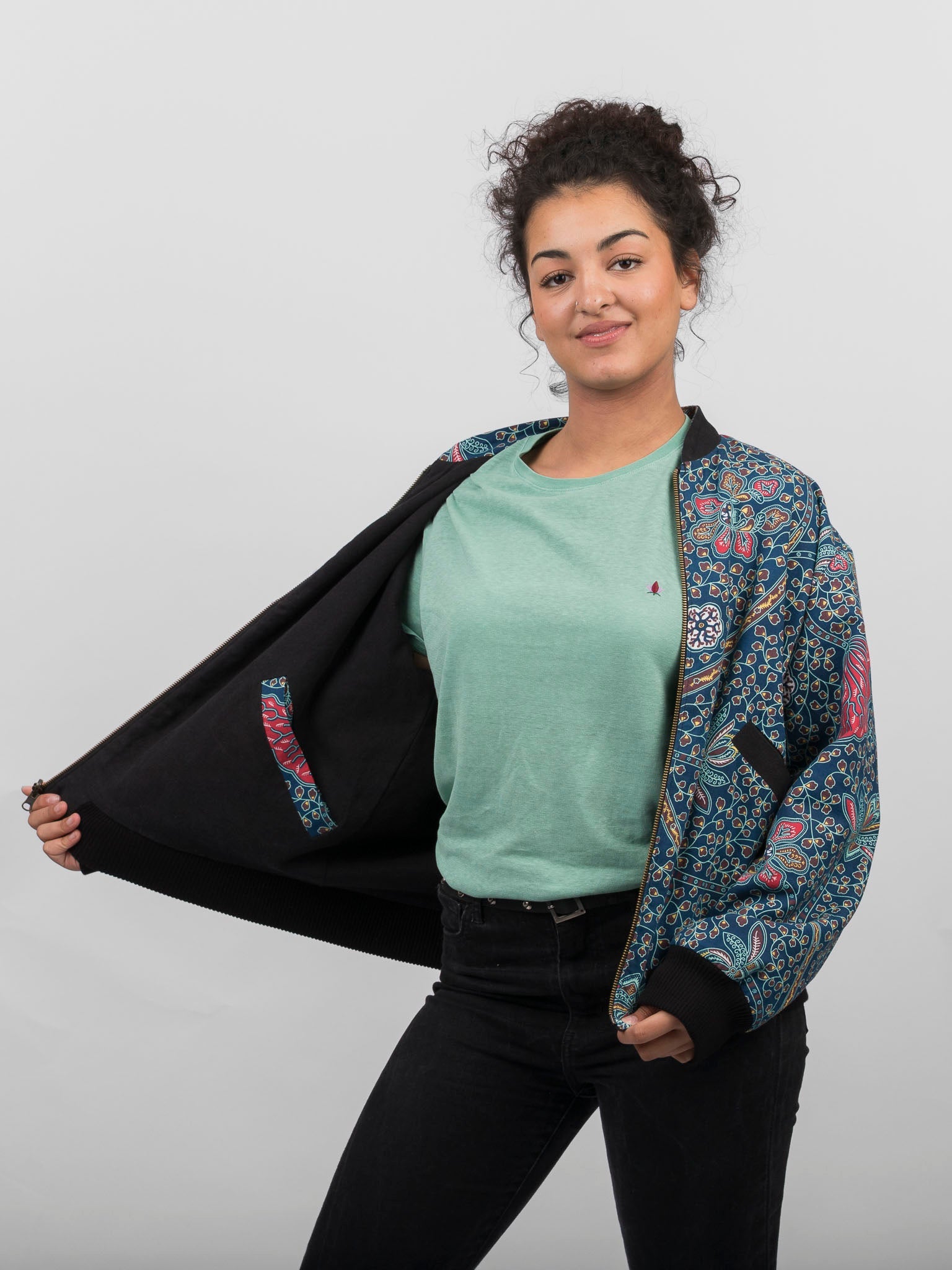 Schwarze Damen Hanf Wendejacke mit blauem Print 'Moongarden' - Khala