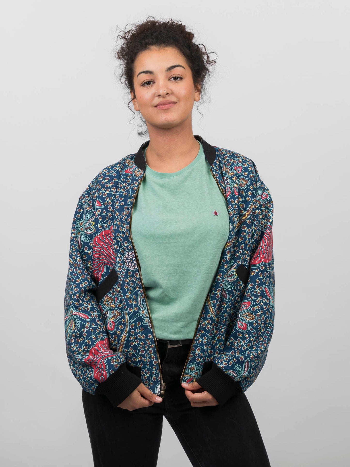 Schwarze Damen Hanf Wendejacke mit blauem Print 'Moongarden' - Khala