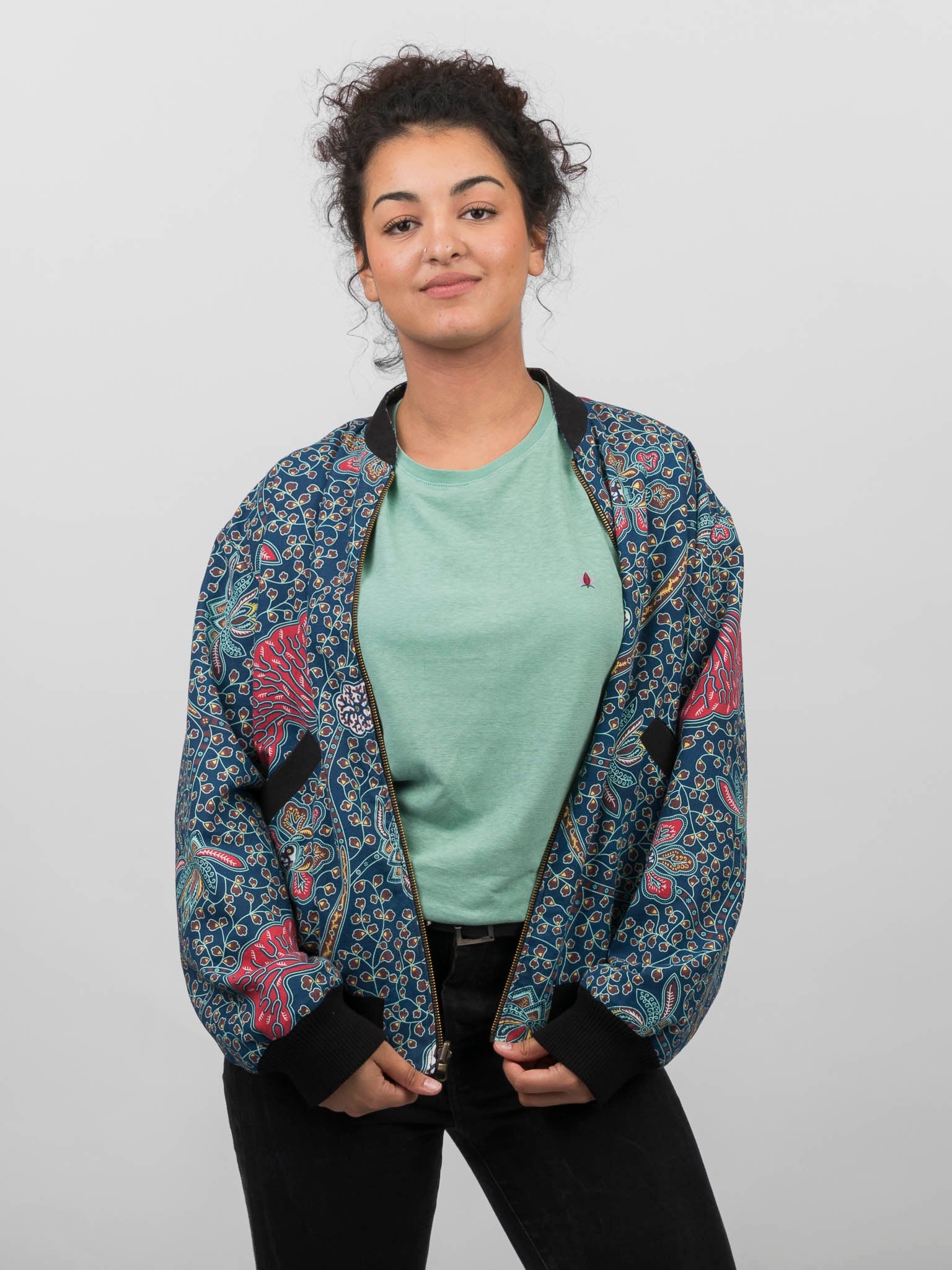 Schwarze Damen Hanf Wendejacke mit blauem Print 'Moongarden' - Khala