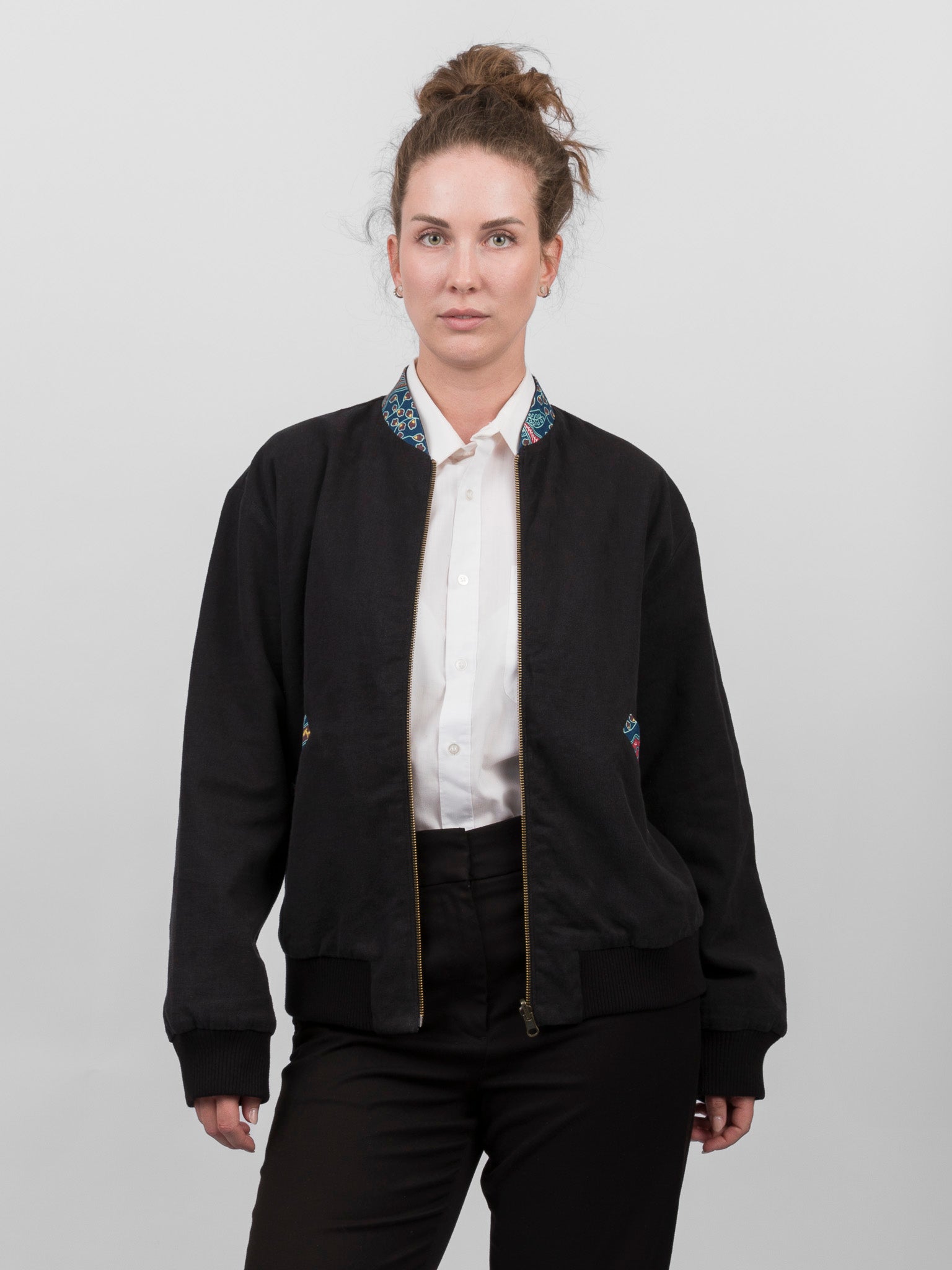 Schwarze Damen Hanf Wendejacke mit blauem Print 'Moongarden' - Khala