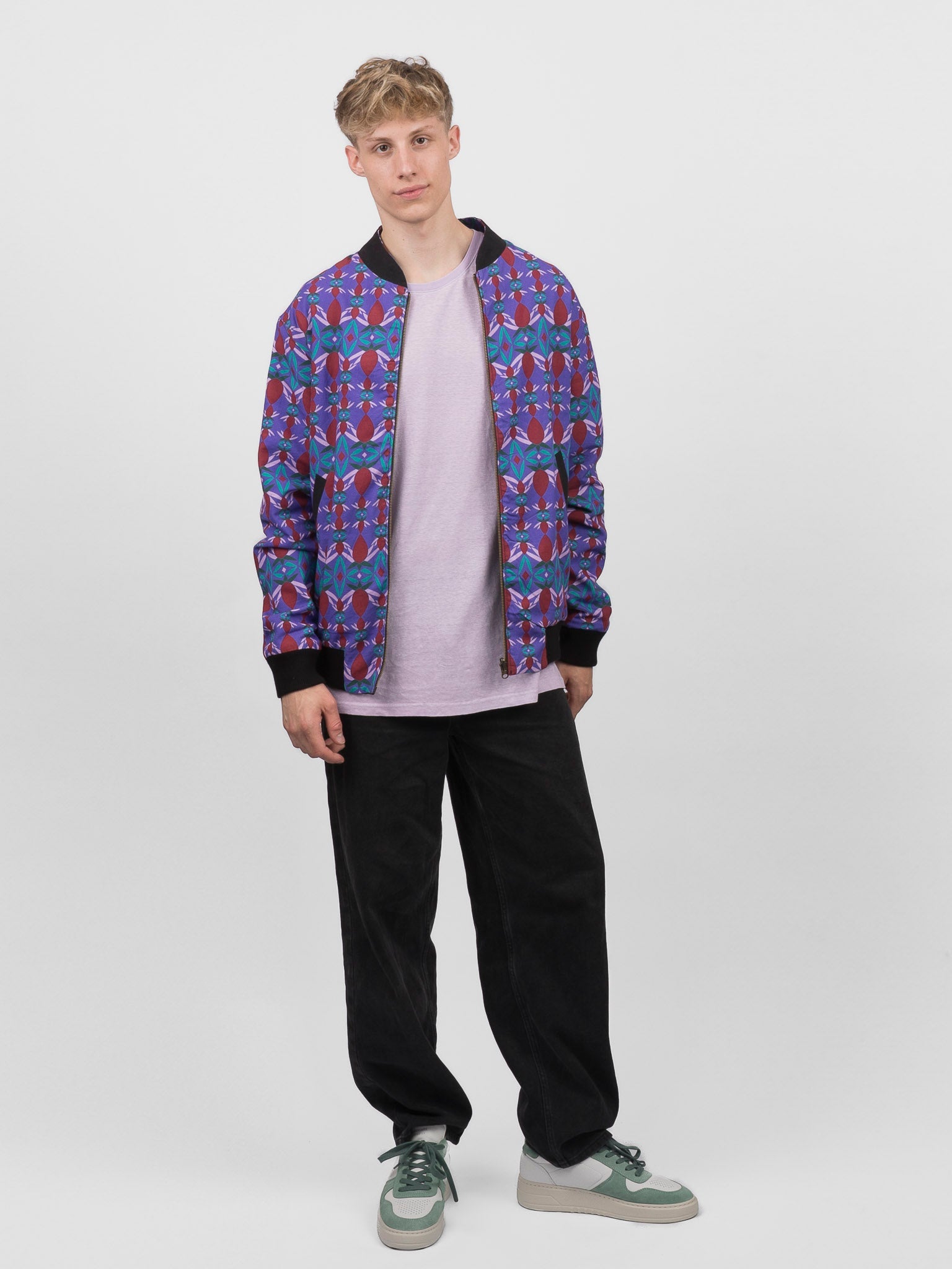 Schwarze Herren Hanf Wendejacke mit lila Print 'Da ma hua' - Khala