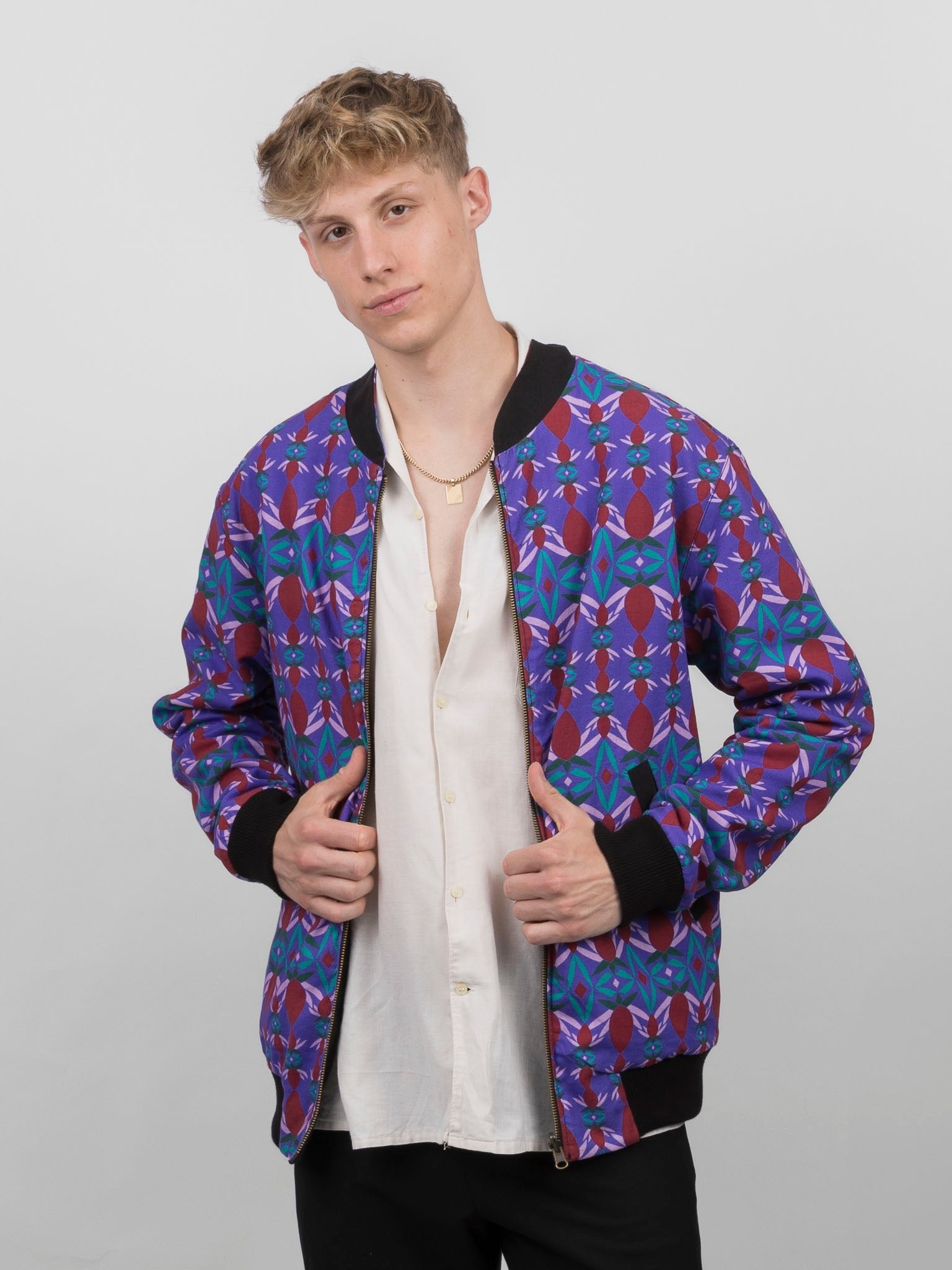 Schwarze Herren Hanf Wendejacke mit lila Print 'Da ma hua' - Khala