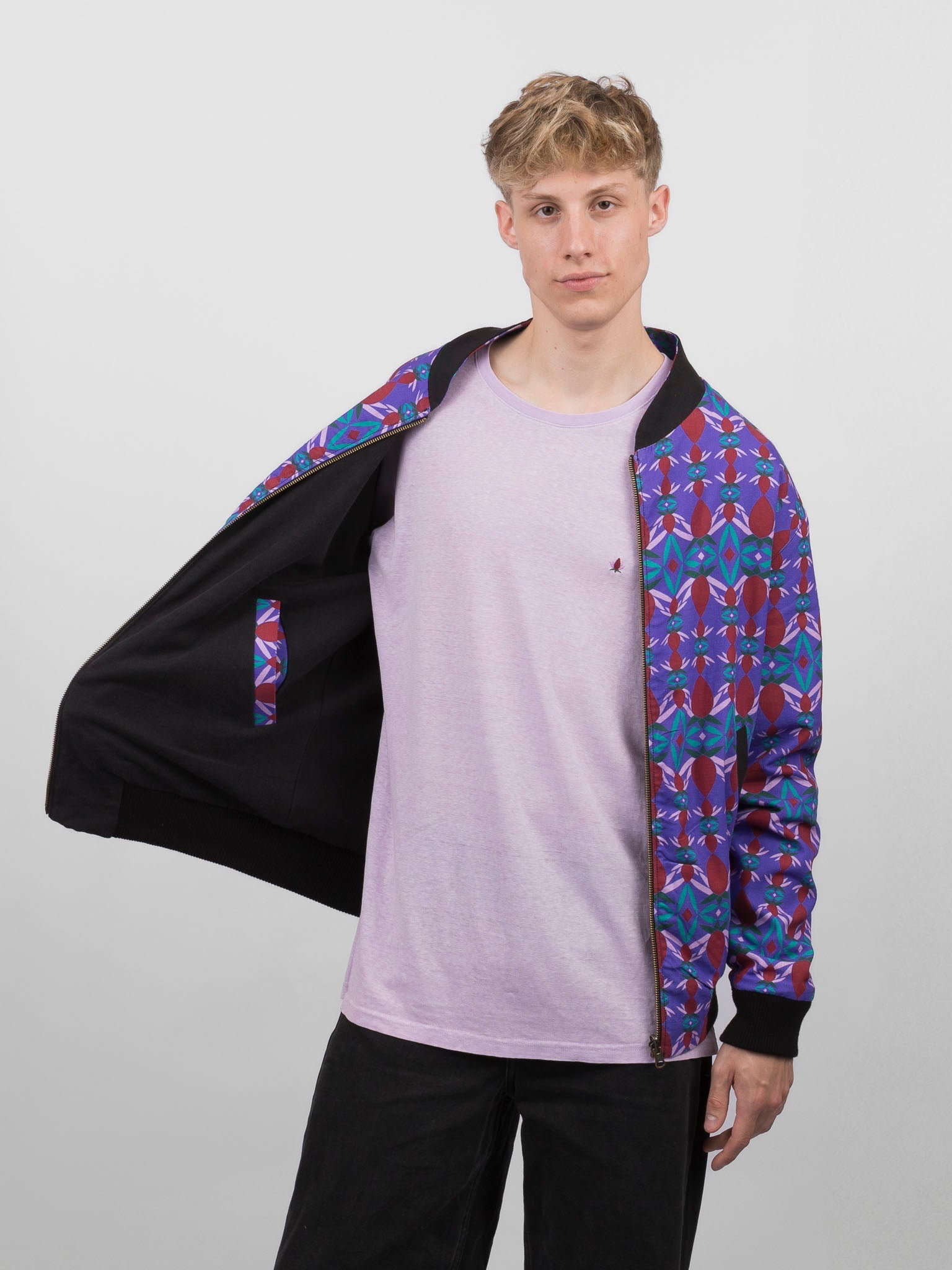 Schwarze Herren Hanf Wendejacke mit lila Print 'Da ma hua' - Khala