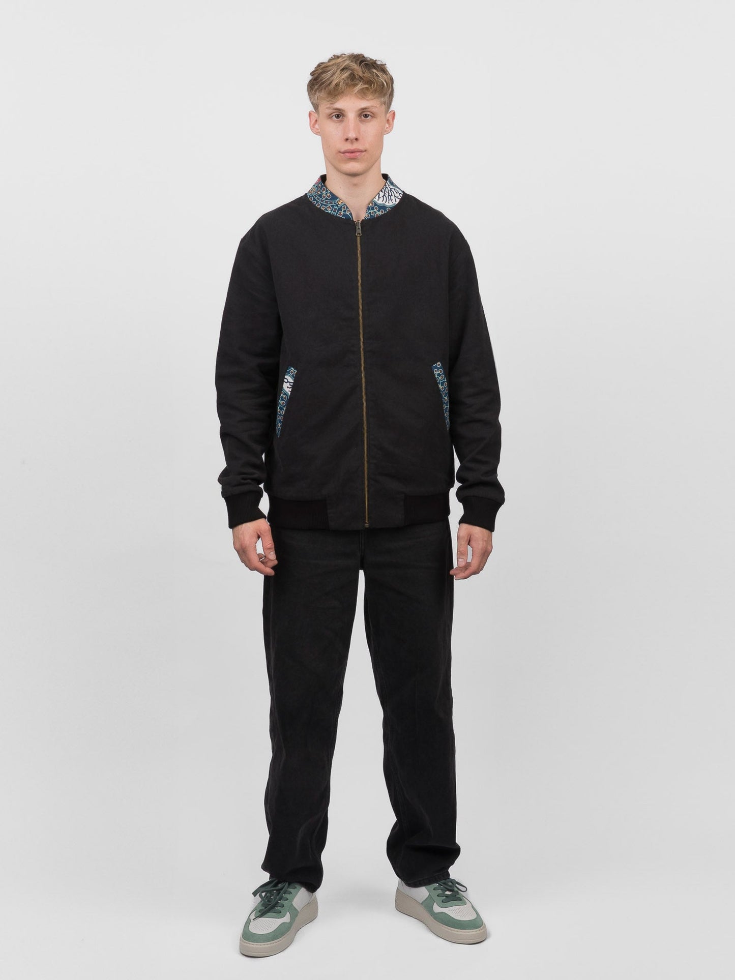 Schwarze Herren Hanf Wendejacke mit blauem Print 'Moongarden' - Khala